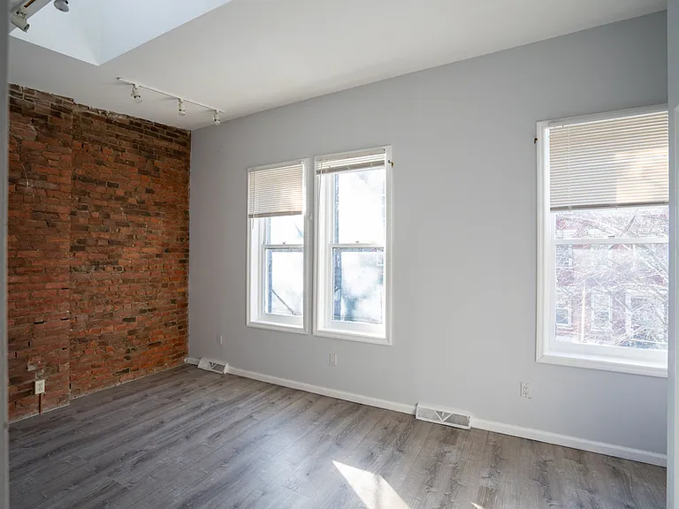 335 Hudson Ave — Photo 18
