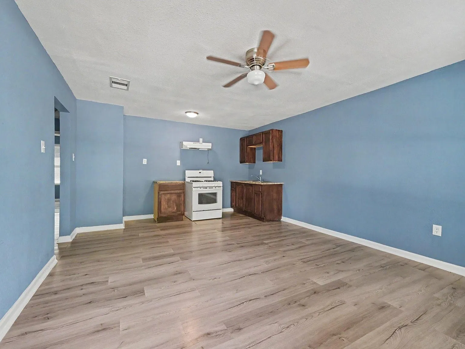 3 bed, 1.0 bath, 918 sqft, $1,400 — Photo 4