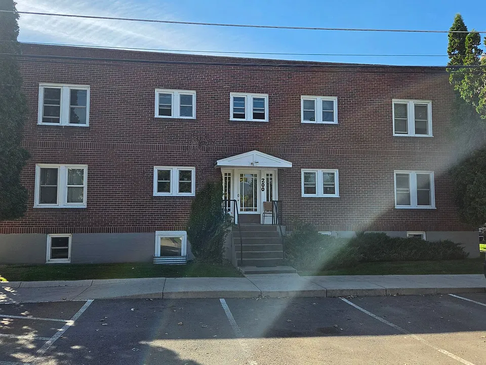 200 Woodford St