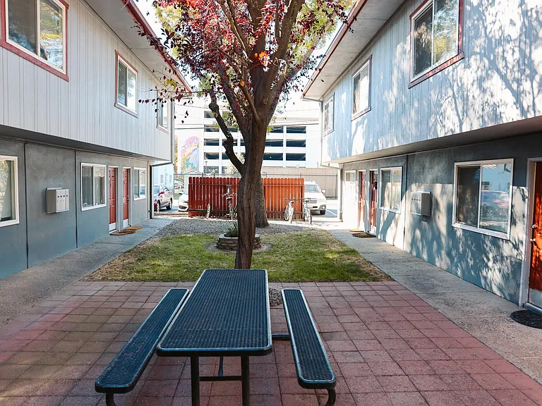 I Street Apartments — Photo 21