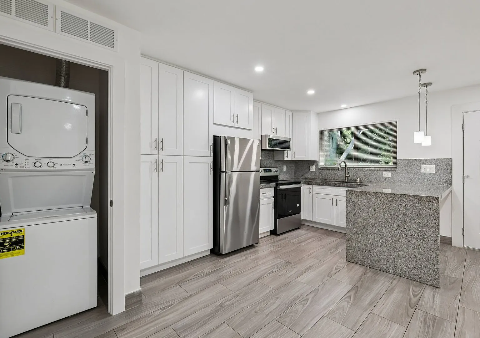 Move in Promotion! 2 Bedroom/1 Bathroom Remodeled Apartment - El Cajon — Photo 2