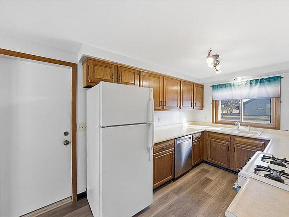 4th image of 200 Main STREET