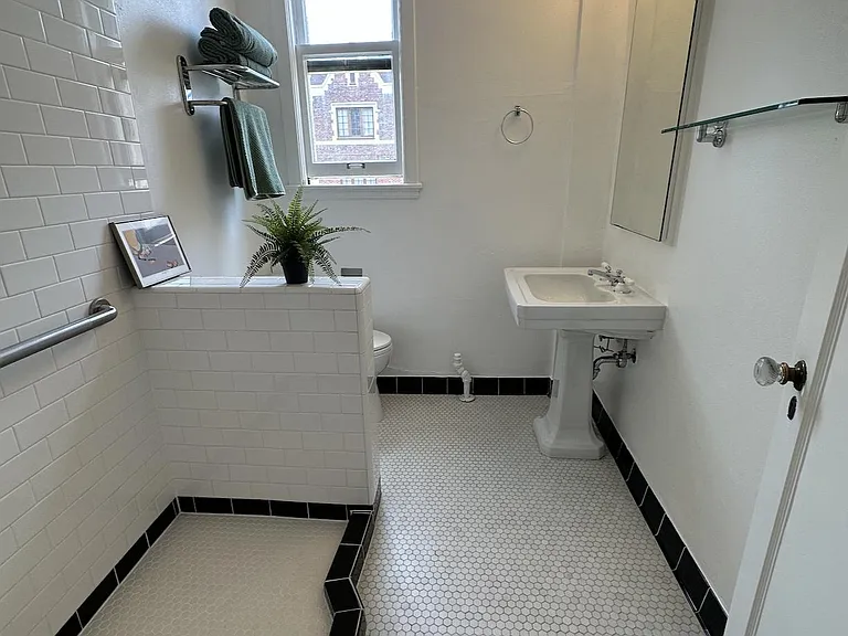 Jr. 1 bedroom Bathroom