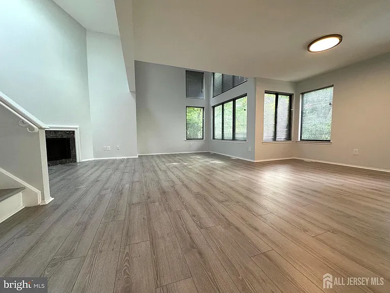 104 Sayre Dr — Photo 9