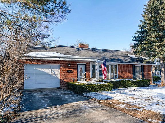 2nd image of 204 Lakeshore Dr