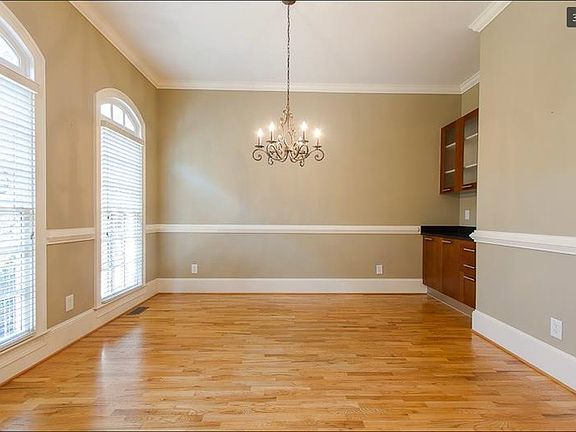 3rd image of 3127 Lenox Rd NE APT 23