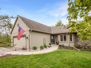 533 White Oak Trl, Hartland, WI 53029