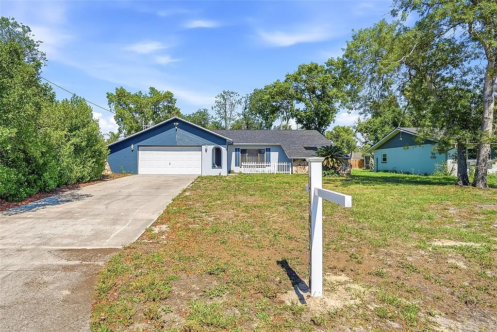 3 bed, 2.0 bath, 1296 sqft, $1,900 — Photo 3