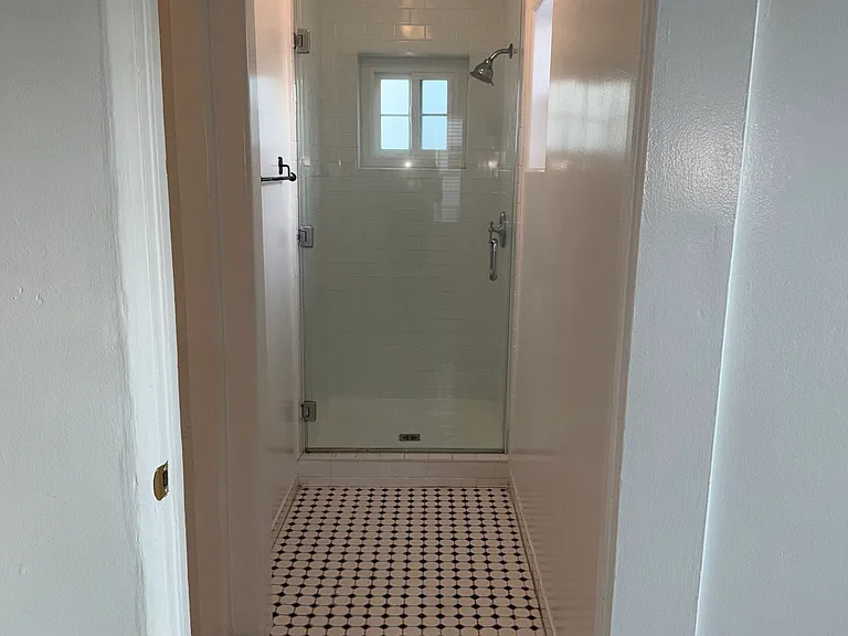 1453 1/2 N Mansfield Ave — Photo 18