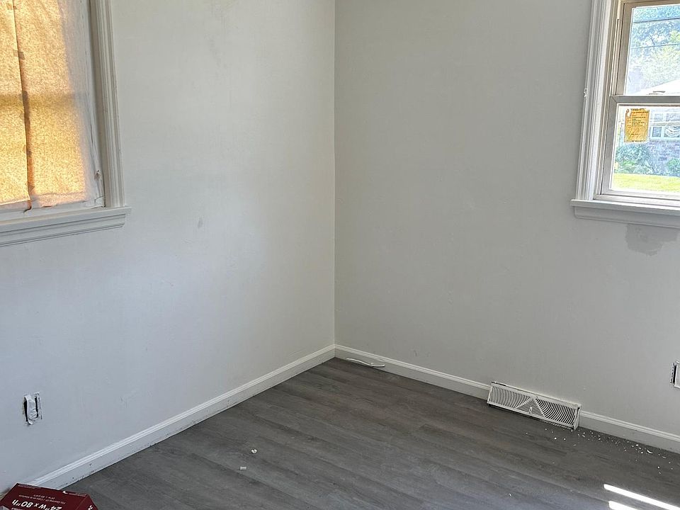 1st image of 301 Thurston Ave NE