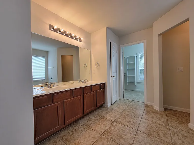 3430 Shiraz Loop — Photo 28