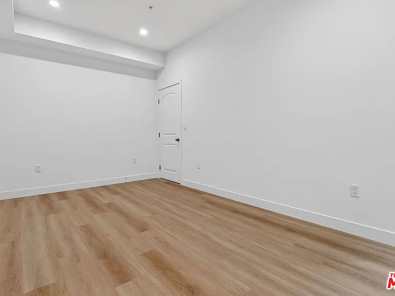 11444 Oxnard St #1/2 — Photo 10