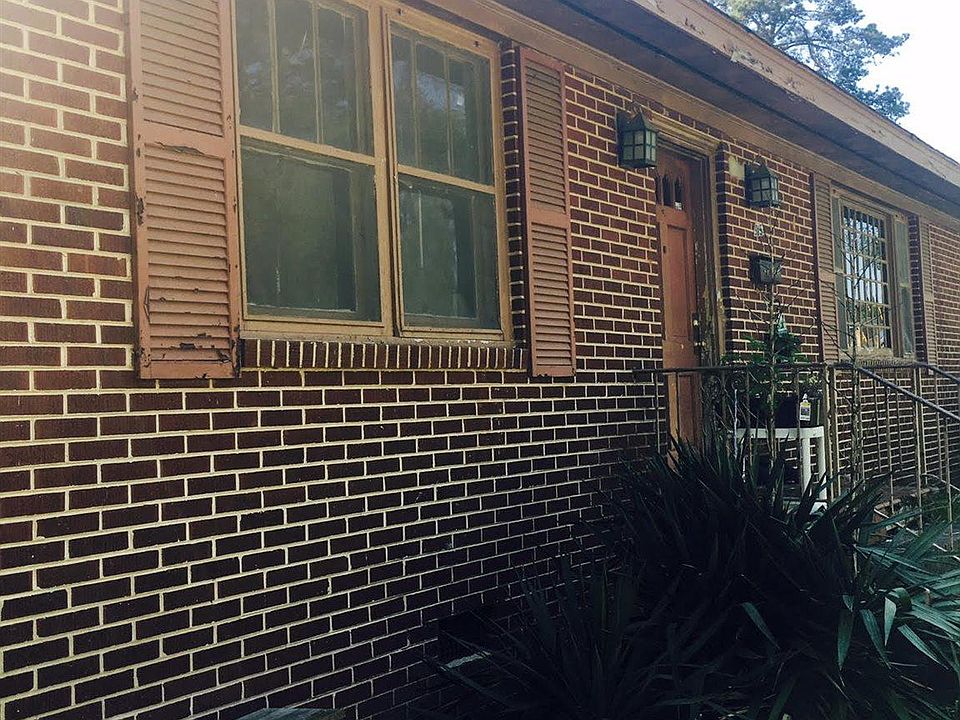 2nd image of 3915 Brewer St