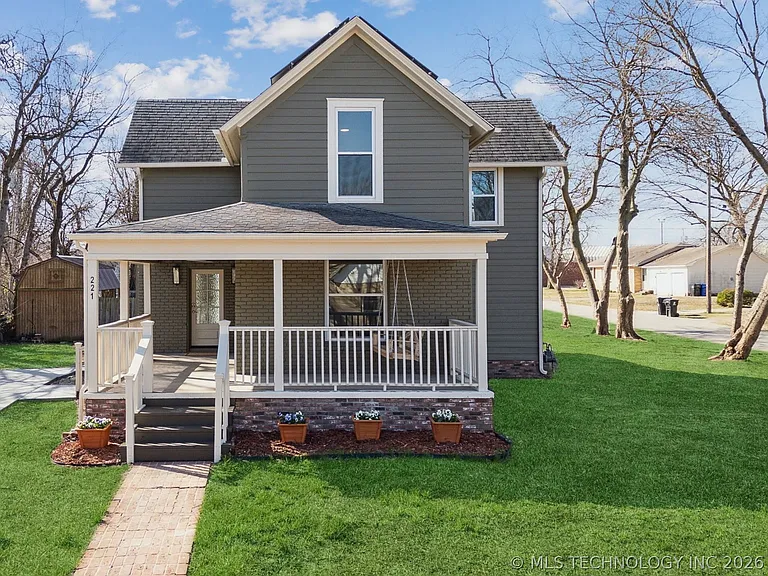 221 W Detroit St — Photo 1