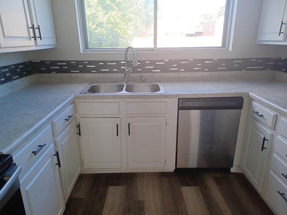Fully equipped kitchen! NEW stainless steel stove, dishwasher and fridge..