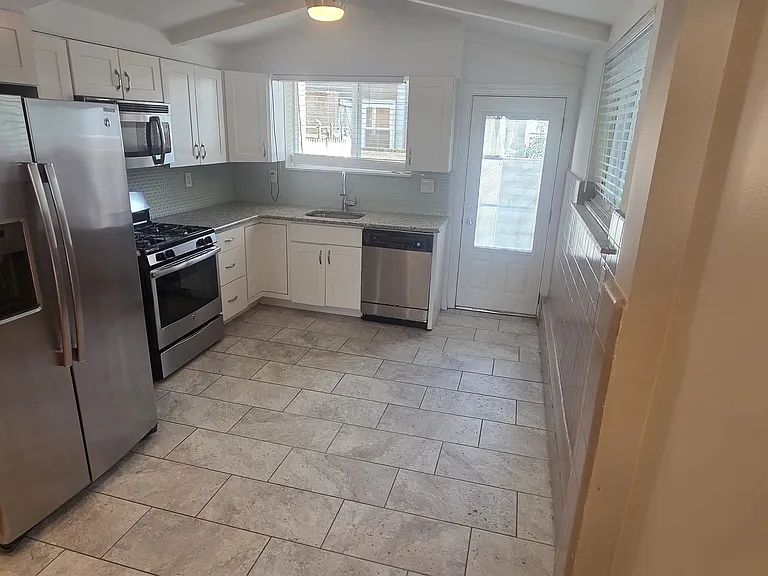 1130 Porter St — Photo 4