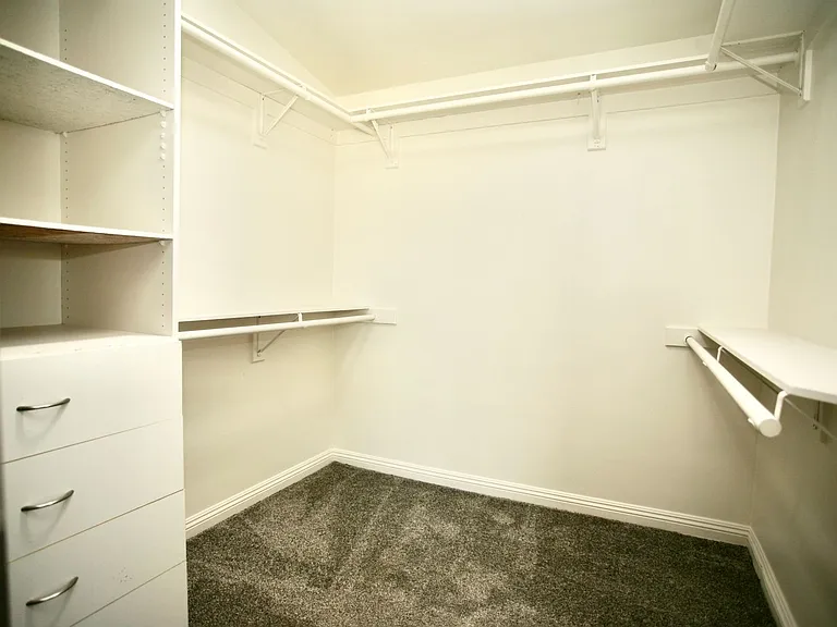 8334 Lake Ashwood Ave — Photo 9
