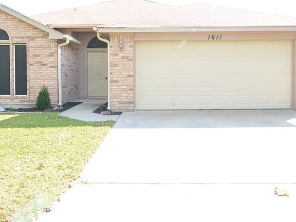 3rd image of 1611 Bent Oak Dr