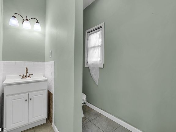 3rd image of 647 Scotland Rd