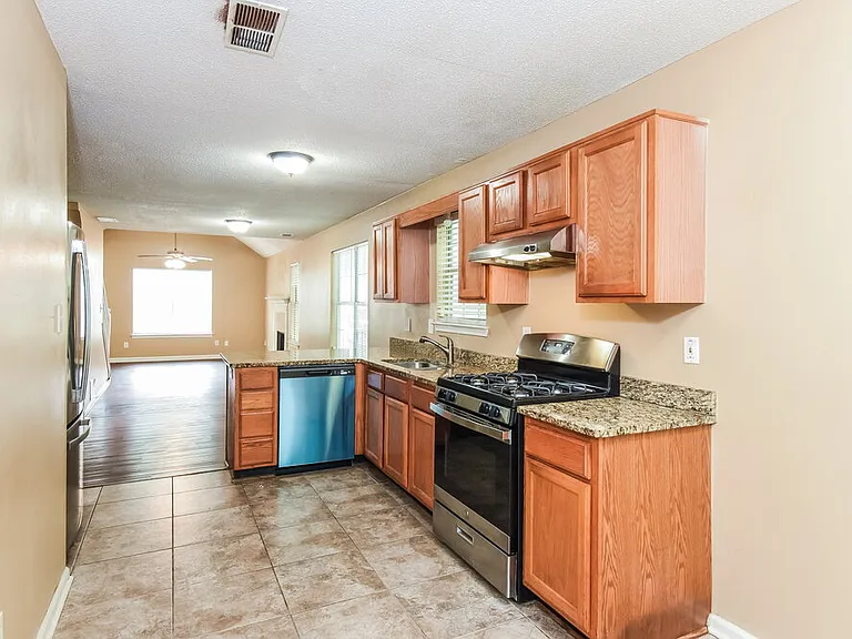 1531 Wembley Dr — Photo 8