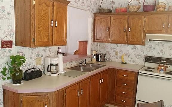 5th image of 320 Pine Lake Dr