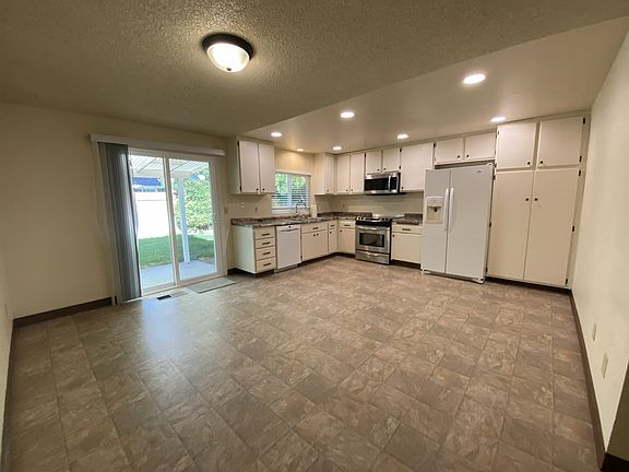 4th image of 2461 Woodcrest Ln