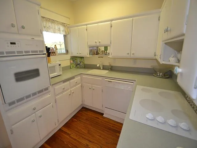 1121 Victoria Dr — Photo 22