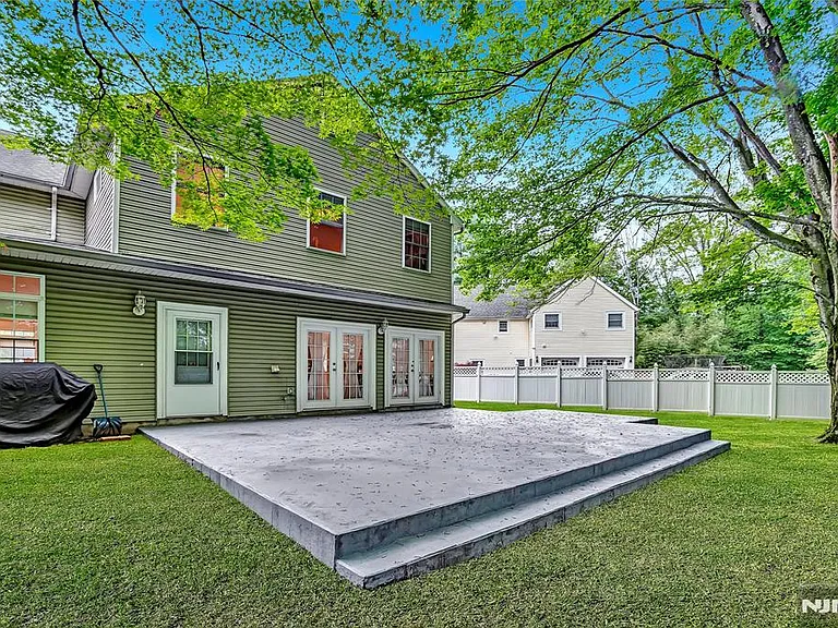 8 Mary Ct — Photo 18