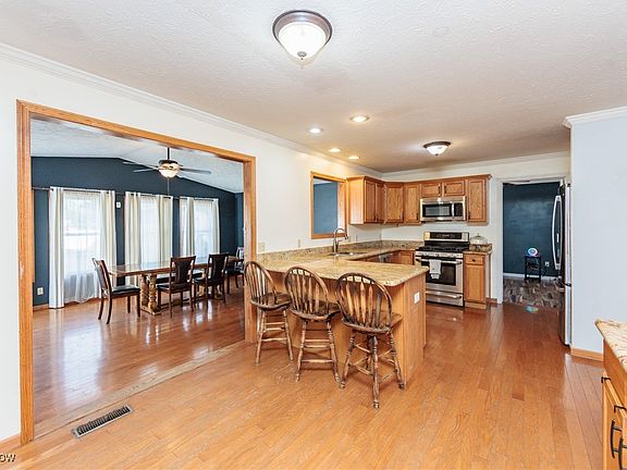 5th image of 414 Alexis Dr