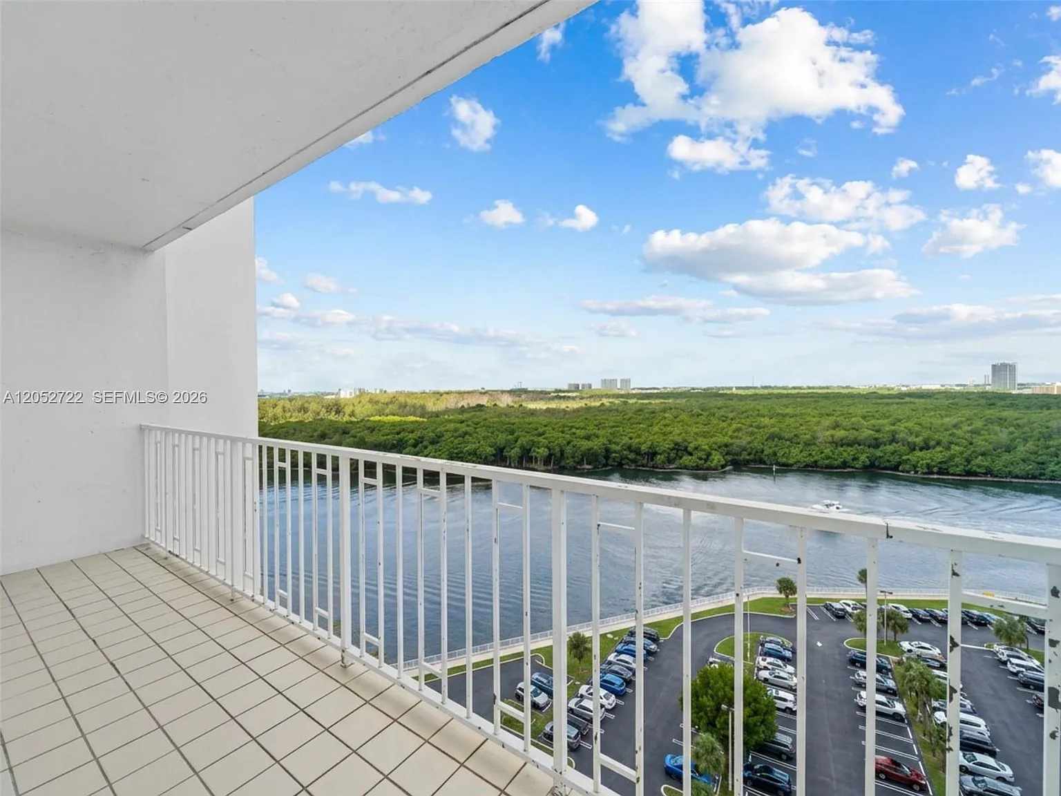 Arlen House West Condo — Photo 1