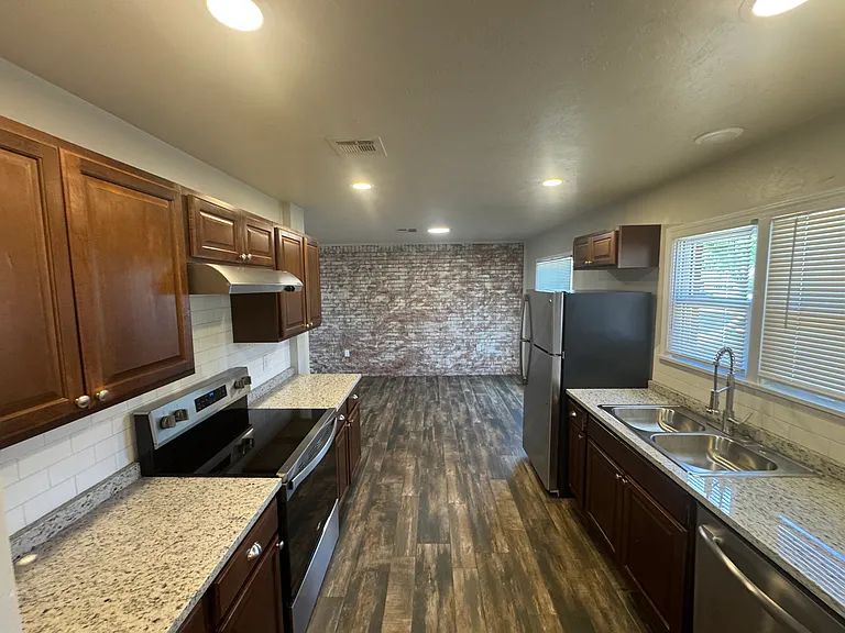 1408 Carlisle Ct — Photo 6