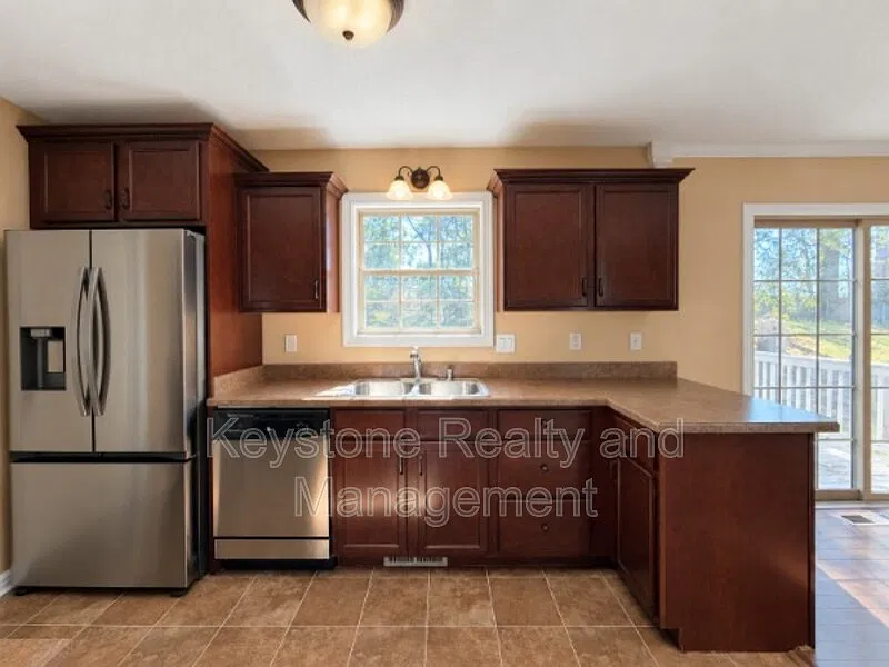 3 bed, 2.5 bath, 1906 sqft, $1,895 — Photo 3