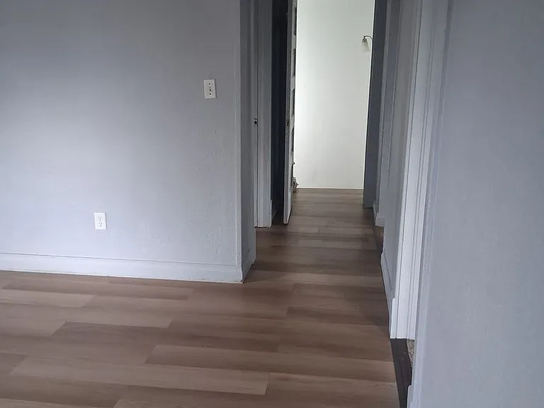 536 1st St E — Photo 8