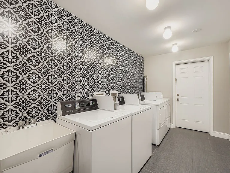 7155 Hooker St — Photo 3