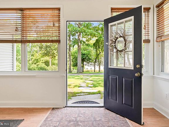 4th image of 790 Rolling View Dr