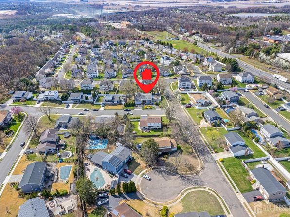 1 Stradford Rd, Parlin, NJ 08859