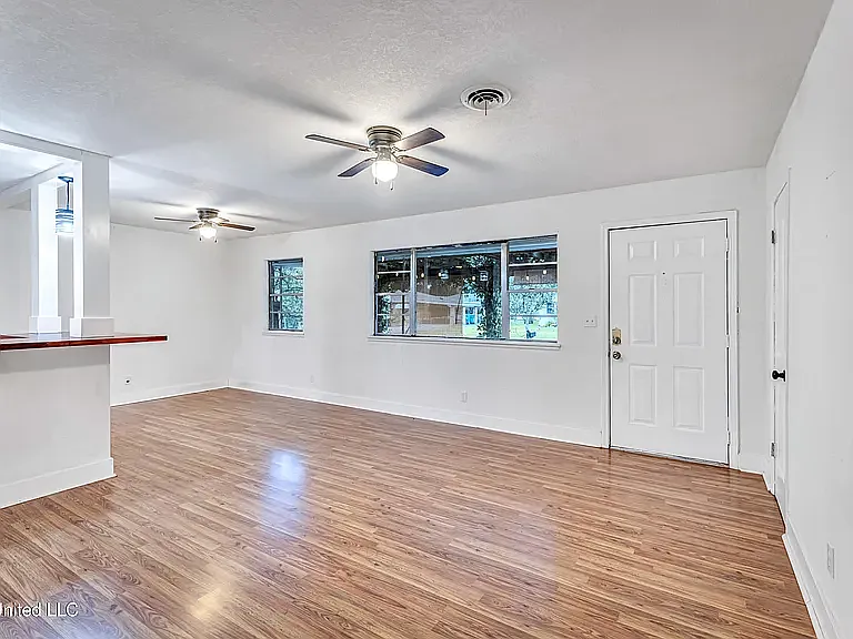 126 Lafayette Cir — Photo 5