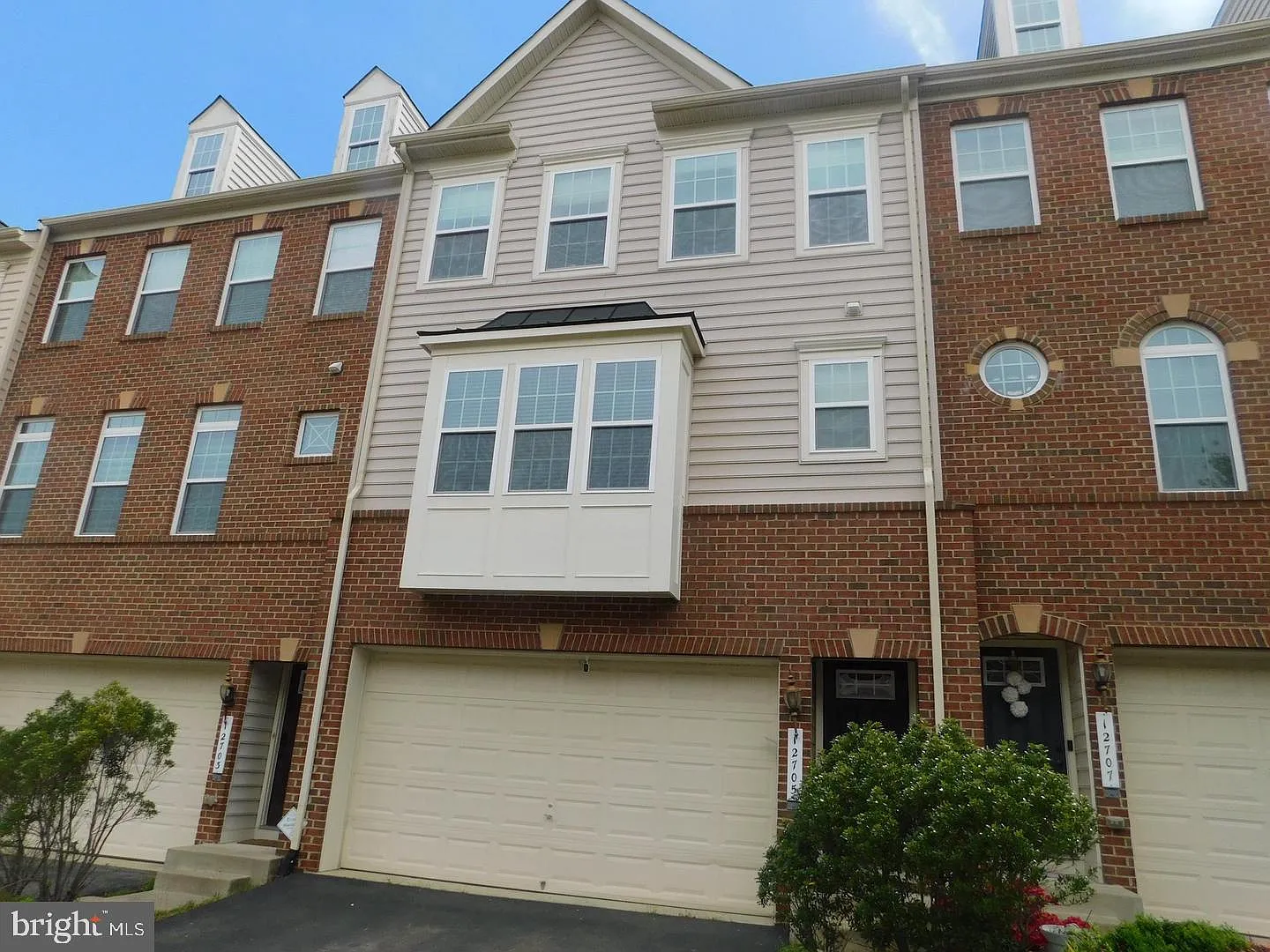 3 bed, 3.5 bath, 2822 sqft, $3,300 — Photo 2