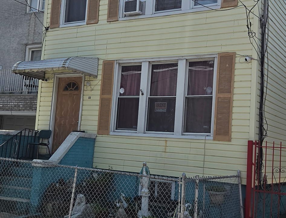 1st image of 11 Leonard St #2
