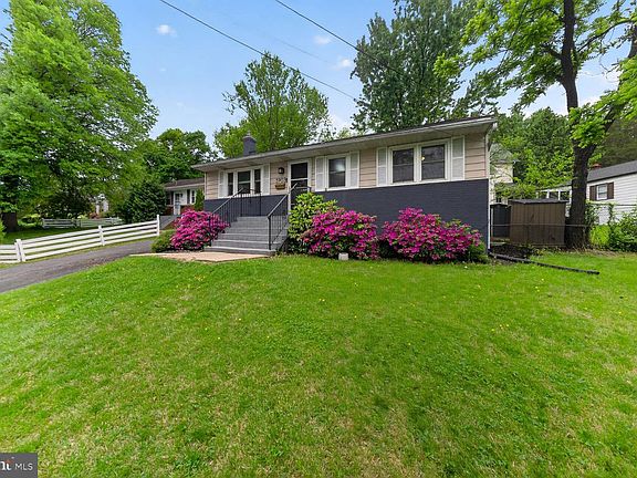 3rd image of 5903 Berwyn Rd