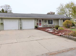 2816 Scenic Dr, Cedar Falls, IA 50613