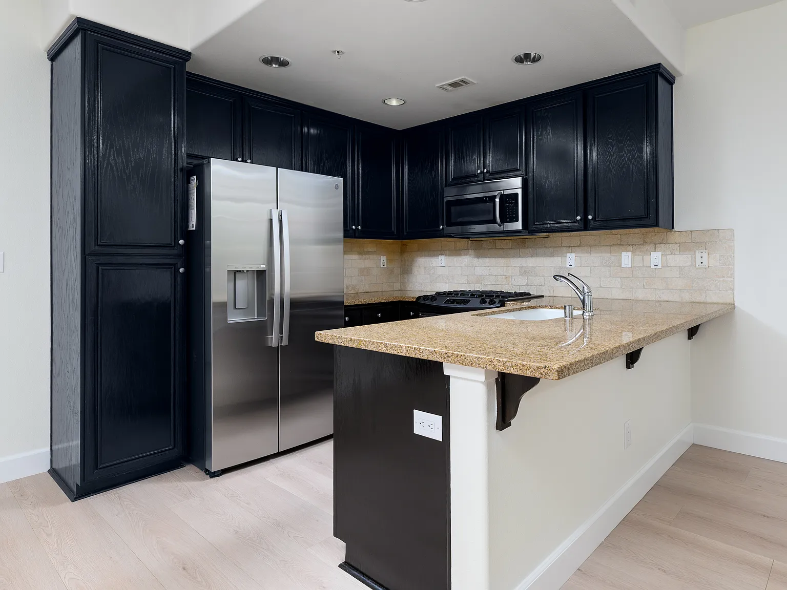 3 bed, 2.5 bath, 1384 sqft, $3,900 — Photo 4