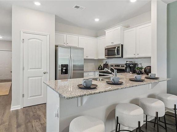 3rd image of 113 Kenmore Cir