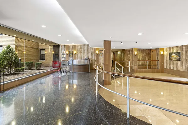 Sold by Thomas Lipovetsky, LREB | media 2