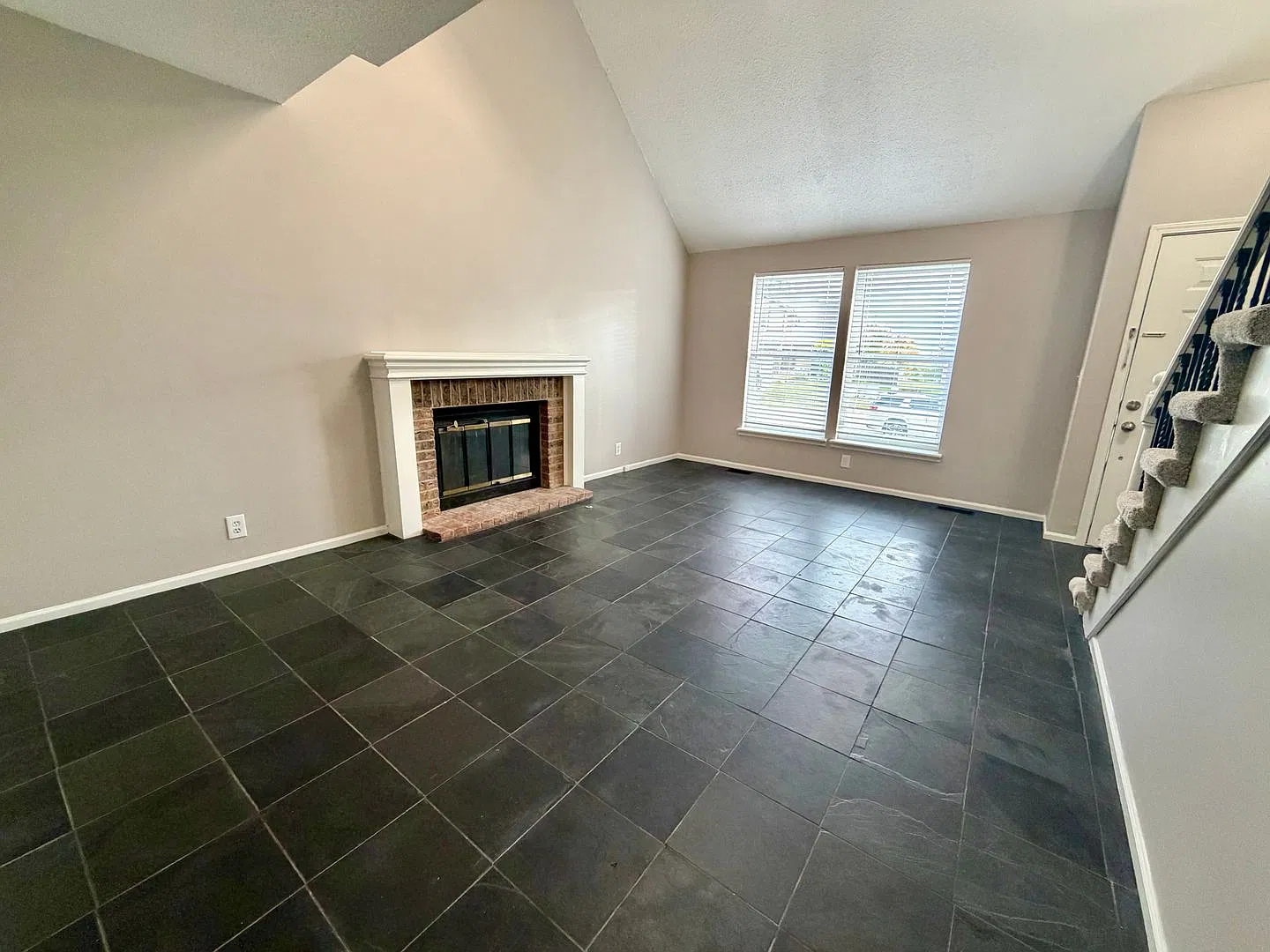  10639 Spacious Duplex in Prime Location + Finished Basement + Award Winning Blue Valley Schools — Photo 4