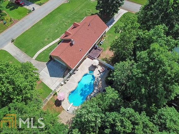 3rd image of 385 McKenzie Dr