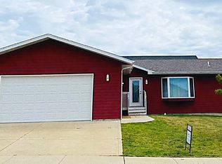 2640 Prairie Oak Dr, Dickinson, ND 58601