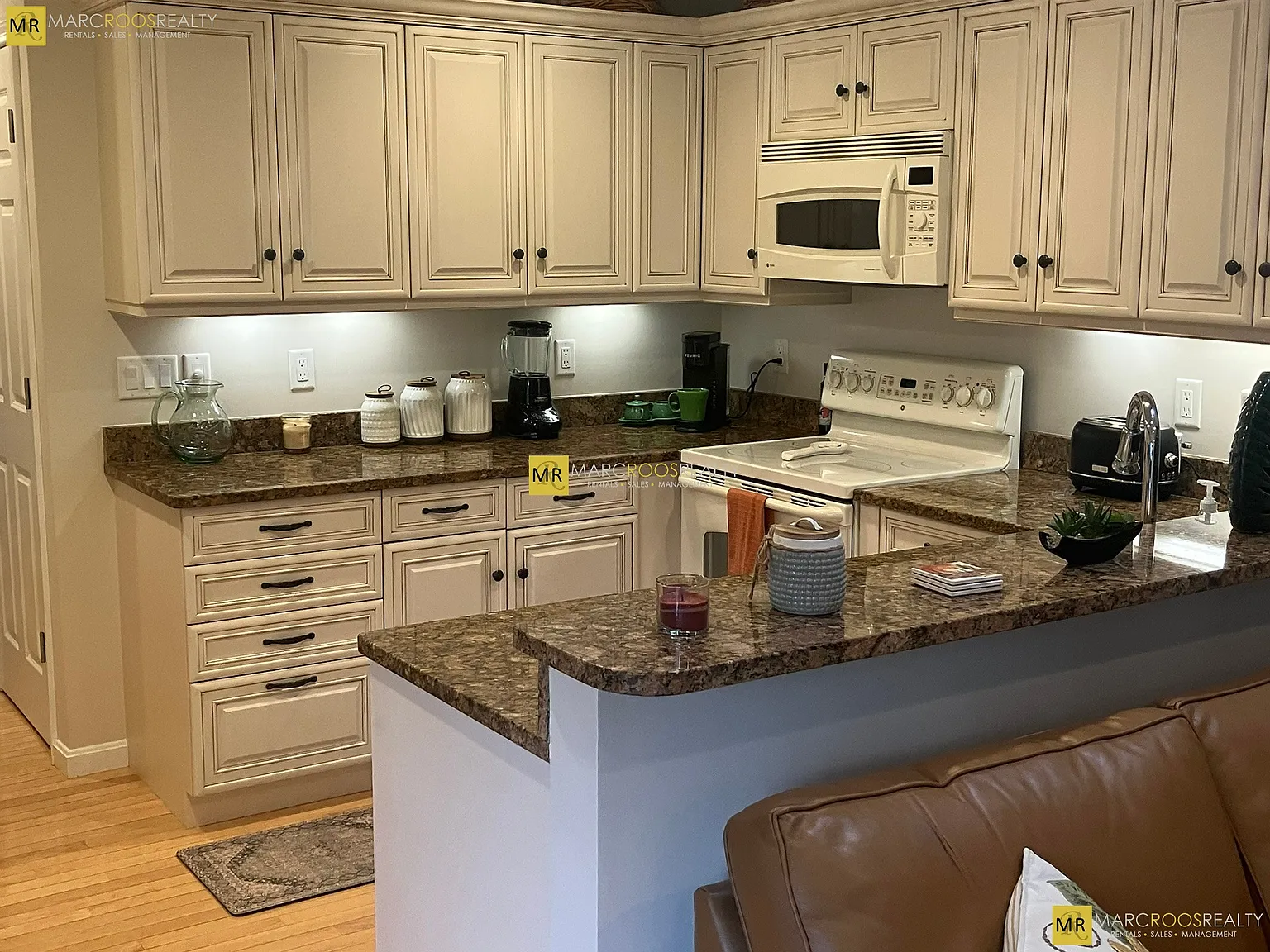 2 bed, 2.5 bath, 2300 sqft, $4,500 — Photo 4
