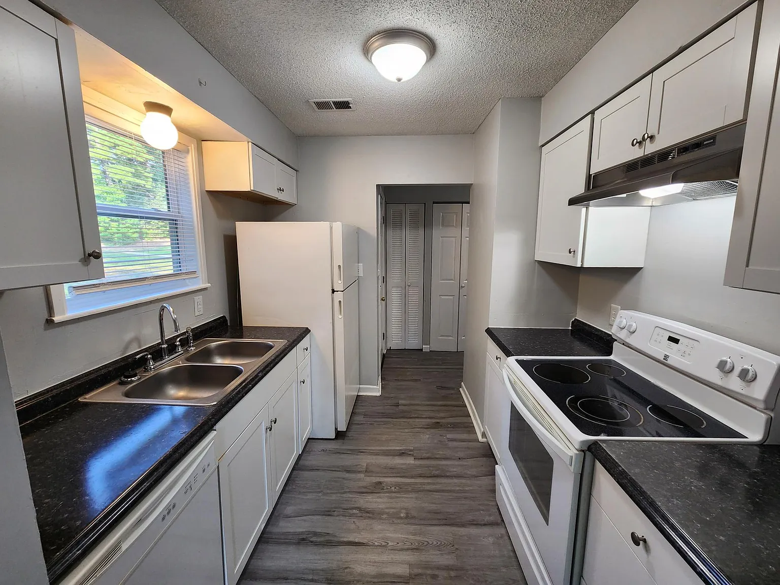 2 bed, 1000 sqft, $1,095 — Photo 4