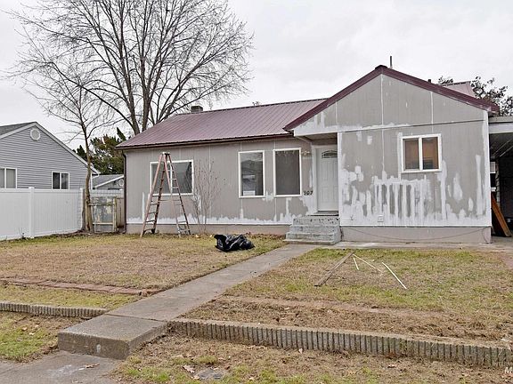 2nd image of 907 Maple St